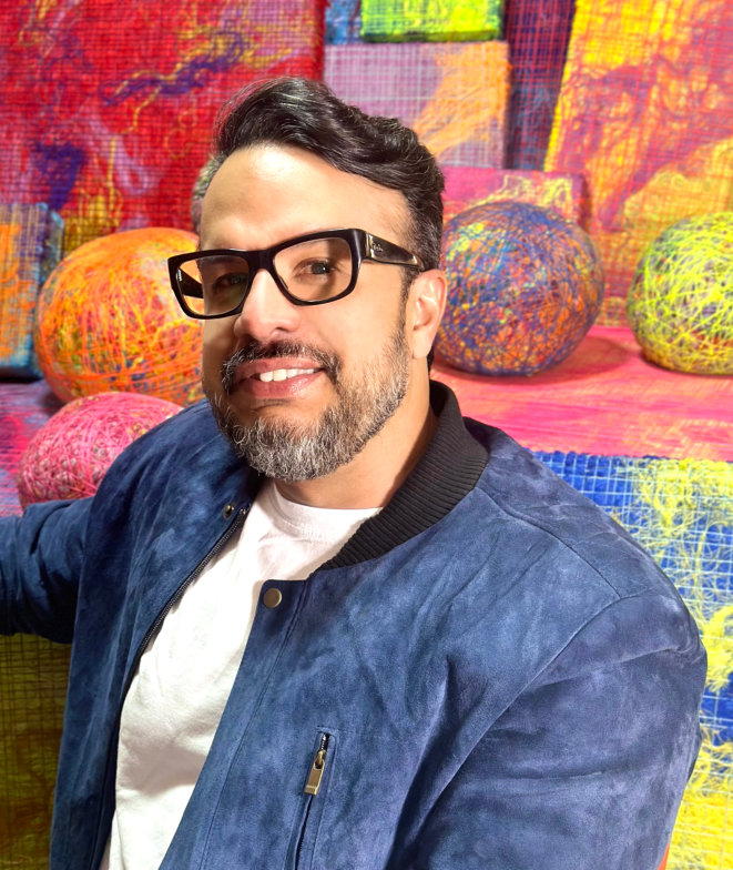 Reymond Romero. Instalación: una experiencia cromática en el CCAM